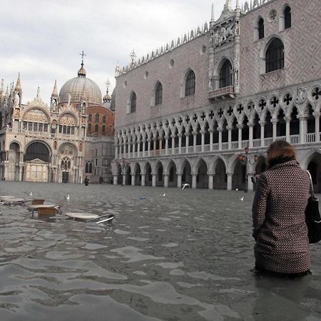 Raggio Di Sole Dietro Piazza San Marco Benátky Exteriér fotografie