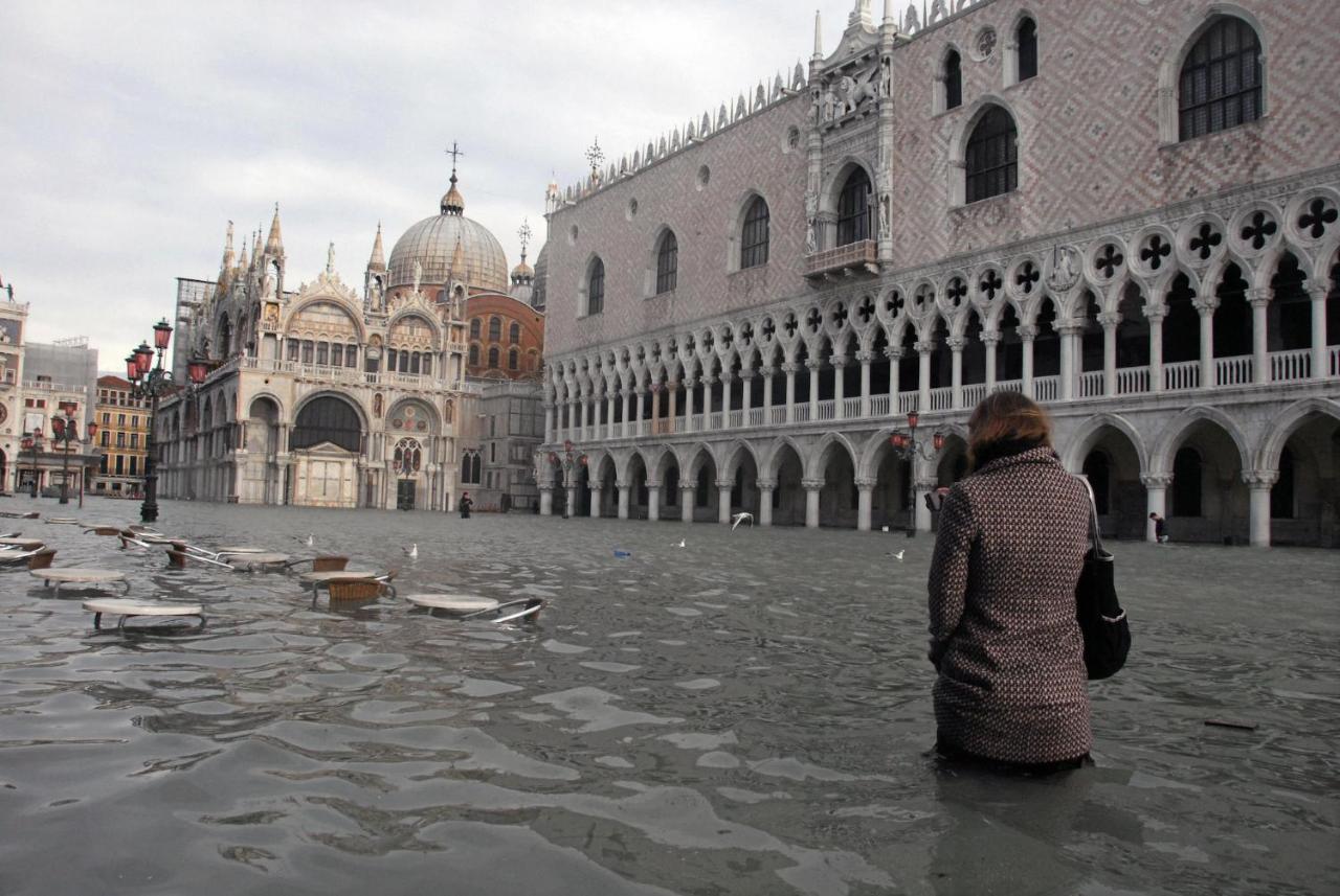 Raggio Di Sole Dietro Piazza San Marco Benátky Exteriér fotografie