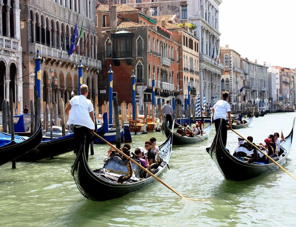 Raggio Di Sole Dietro Piazza San Marco Benátky Exteriér fotografie