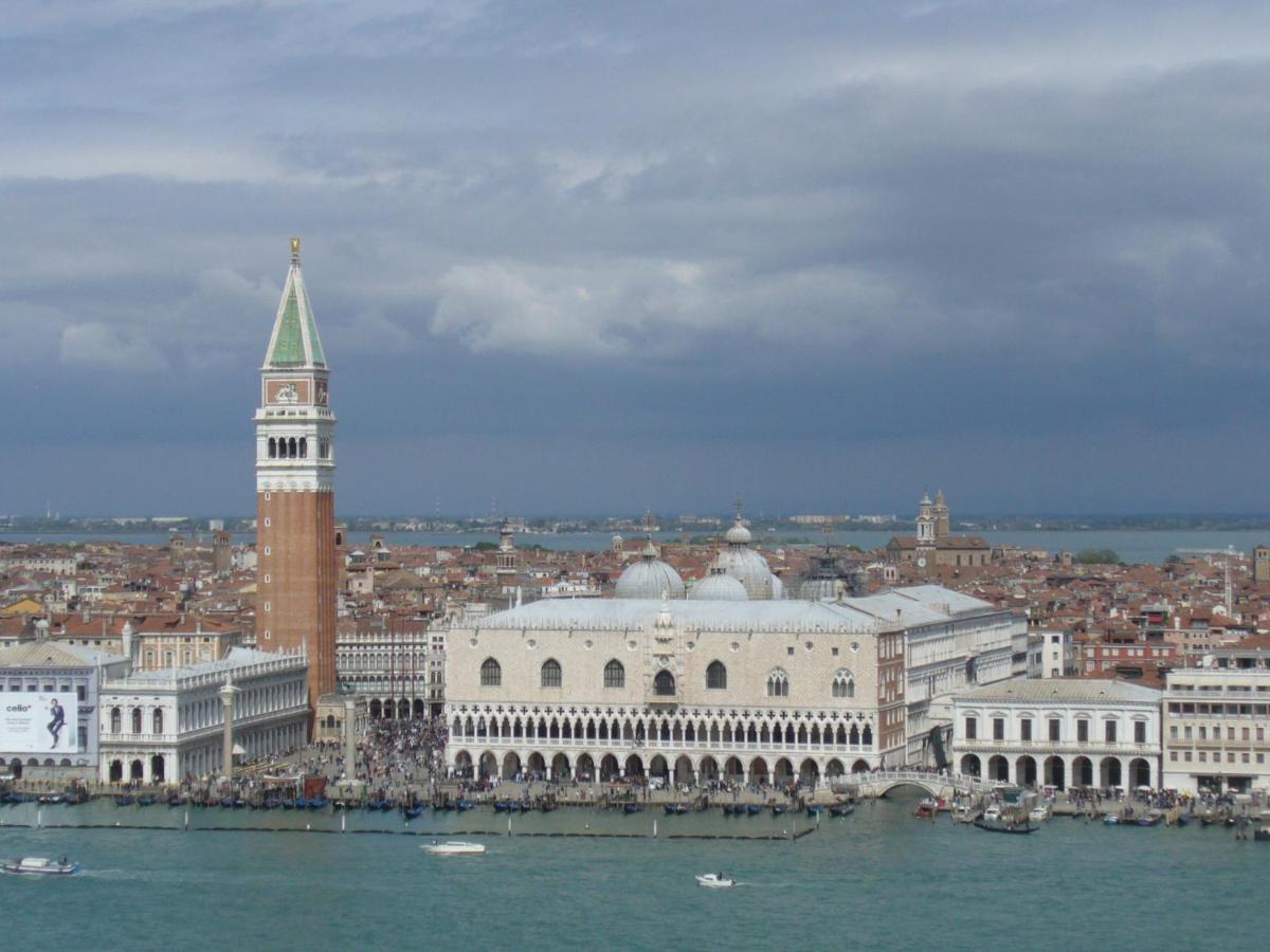 Raggio Di Sole Dietro Piazza San Marco Benátky Exteriér fotografie