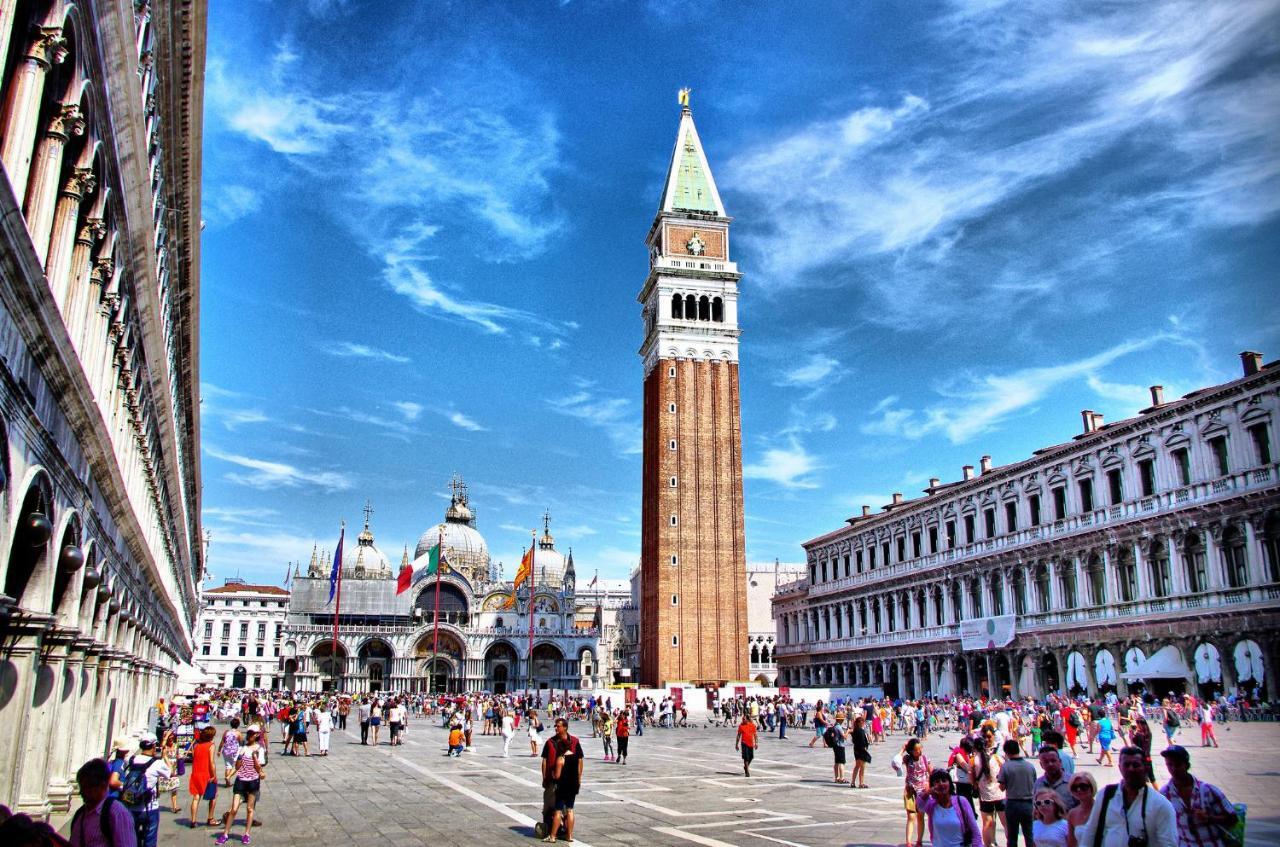 Raggio Di Sole Dietro Piazza San Marco Benátky Exteriér fotografie